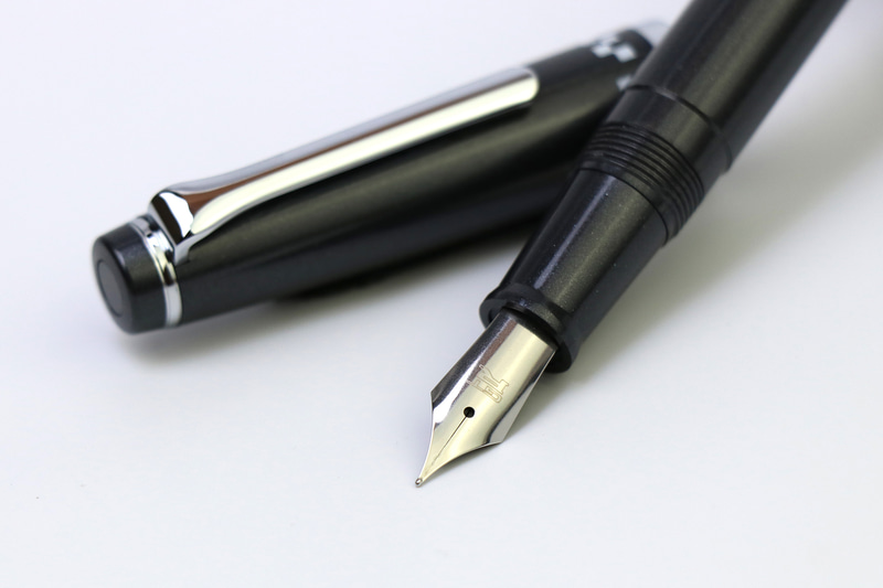 インクの色もガンメタリック