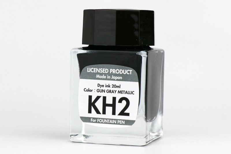 インクボトルも補修用タッチペンをイメージしたデザイン