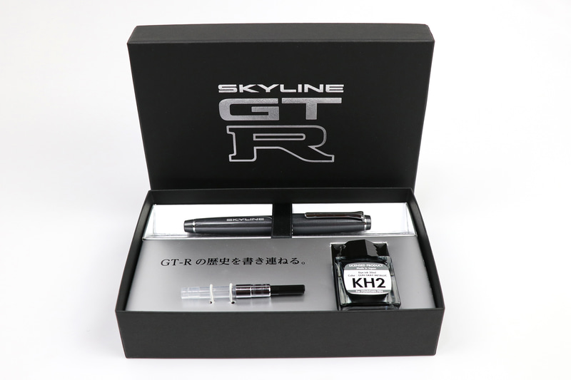 パッケージもこだわりSKYLINE GT-Rのエンブレムが銀箔押しで入れられる