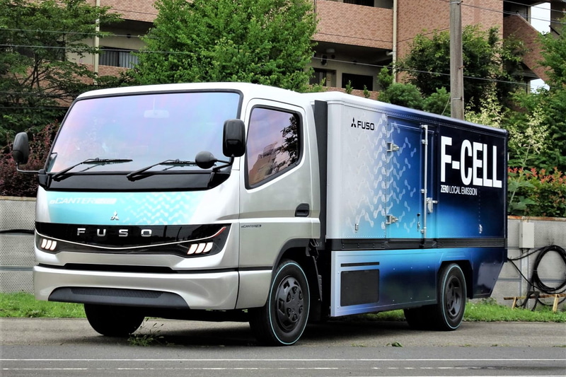 三菱ふそうは、2020年3月に2020年代後半までに燃料電池トラックの量産を開始するビジョンを発表。このビジョン実現に対し、三菱ふそうはBEVや燃料電池車の充電・充填設備の整備、水素インフラの整備および車両購入時の補助金といった、政府からの支援などの必要なインフラやサポート態勢が不可欠であると考えている