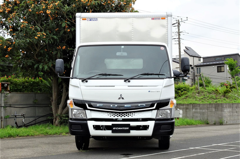 駆動用バッテリーは370V/13.8kWhのリチウムイオンバッテリーを6個搭載。普通充電のほかチャデモ方式に準拠した急速充電にも対応する