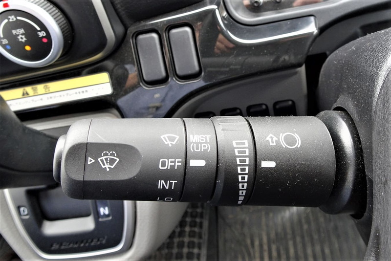 eCanterのキャビン。ディーゼル車をベースにメーター内部の意匠と表示内容をBEV向けに変更。センターディスプレイにはカーナビゲーションやオーディオ情報のほか、車両情報として電池残量、残存走行可能距離、電力消費走行履歴、点検スケジュールなどの表示が可能。Bluetoothによる各種機器との接続もできる。アクセルペダルとブレーキペダルは、ディーゼル車と同じくステアリングシャフト右側に集約されるが、リターンスプリングにはeCanter専用のチューニングが施された