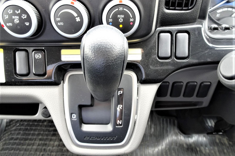 eCanterのキャビン。ディーゼル車をベースにメーター内部の意匠と表示内容をBEV向けに変更。センターディスプレイにはカーナビゲーションやオーディオ情報のほか、車両情報として電池残量、残存走行可能距離、電力消費走行履歴、点検スケジュールなどの表示が可能。Bluetoothによる各種機器との接続もできる。アクセルペダルとブレーキペダルは、ディーゼル車と同じくステアリングシャフト右側に集約されるが、リターンスプリングにはeCanter専用のチューニングが施された