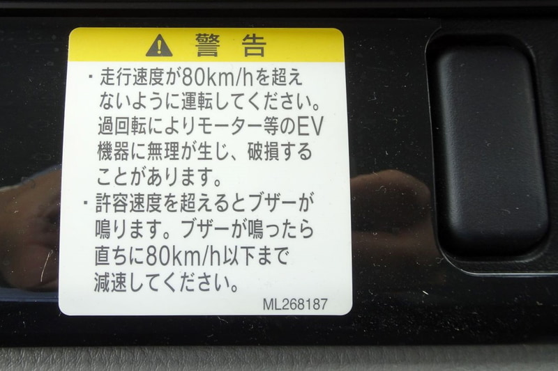 eCanterのキャビン。ディーゼル車をベースにメーター内部の意匠と表示内容をBEV向けに変更。センターディスプレイにはカーナビゲーションやオーディオ情報のほか、車両情報として電池残量、残存走行可能距離、電力消費走行履歴、点検スケジュールなどの表示が可能。Bluetoothによる各種機器との接続もできる。アクセルペダルとブレーキペダルは、ディーゼル車と同じくステアリングシャフト右側に集約されるが、リターンスプリングにはeCanter専用のチューニングが施された