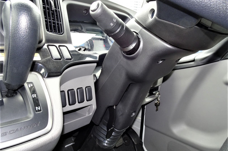 eCanterのキャビン。ディーゼル車をベースにメーター内部の意匠と表示内容をBEV向けに変更。センターディスプレイにはカーナビゲーションやオーディオ情報のほか、車両情報として電池残量、残存走行可能距離、電力消費走行履歴、点検スケジュールなどの表示が可能。Bluetoothによる各種機器との接続もできる。アクセルペダルとブレーキペダルは、ディーゼル車と同じくステアリングシャフト右側に集約されるが、リターンスプリングにはeCanter専用のチューニングが施された