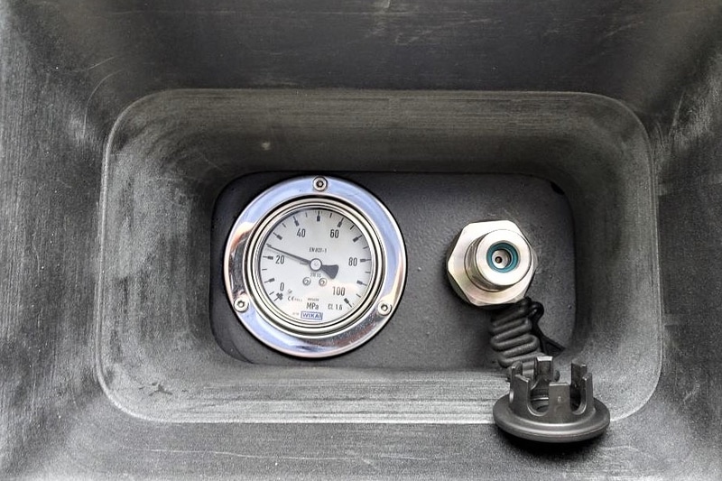 eCanter F-CellのバッテリーはeCanterのバッテリーと同一で、パック数を減らして流用。駆動に関する制御も変更していないため、バッテリーのSOC領域もeCanterと同じだ。この先、開発を進めていく過程で燃料電池およびバッテリーの仕様の最適化を図っていくうえで、搭載バッテリーが変更されたり、使い方が異なったりする可能性もあるという。ちなみに、欧州で普及する水素ステーションの中には70MPa/35MPaの高圧水素充填スタンドのほか、液体水素の充填スタンドを併設するものもある