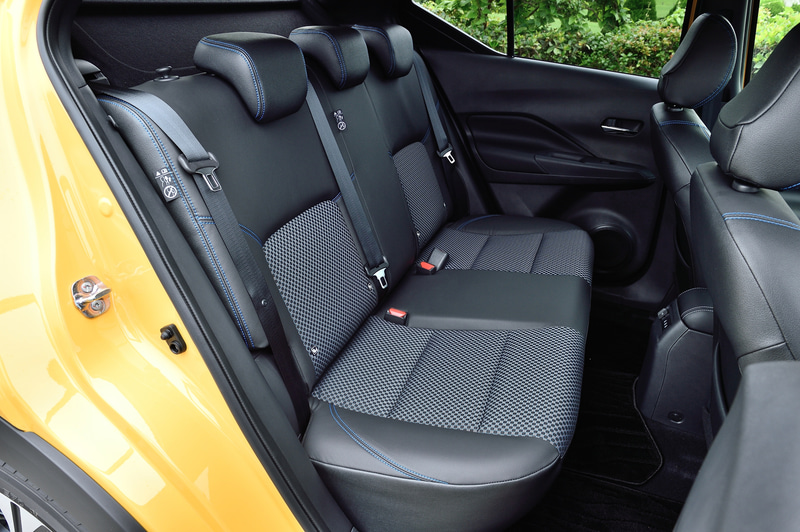 コンパクトなボディながら広さを感じさせる室内。Xでは内装色がモノトーンとなる