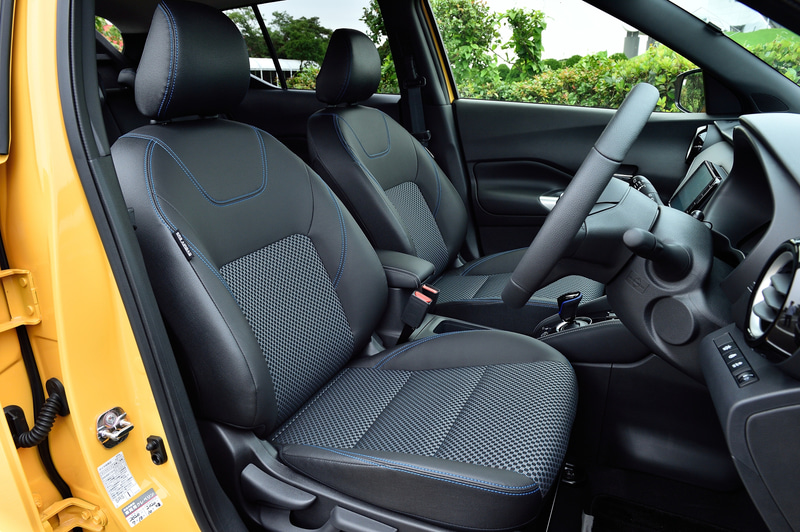 コンパクトなボディながら広さを感じさせる室内。Xでは内装色がモノトーンとなる