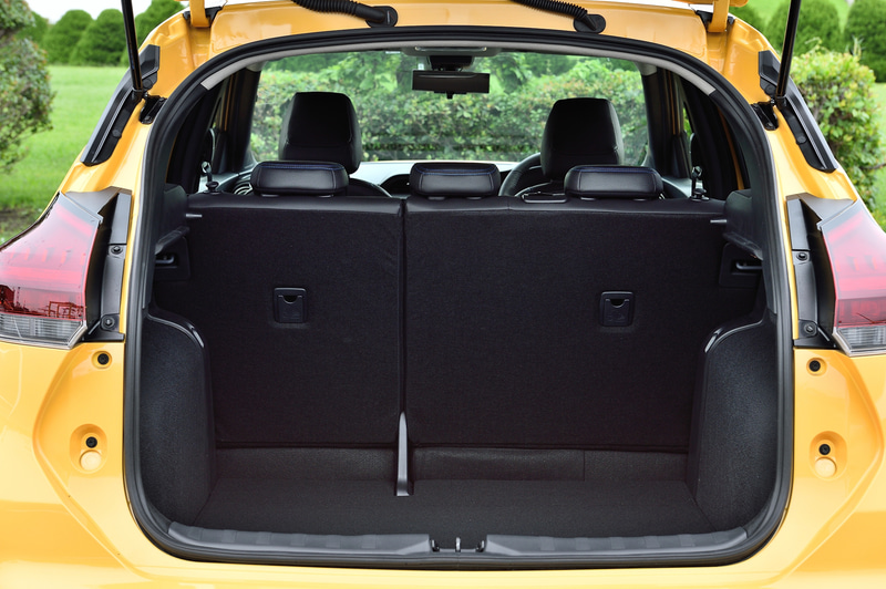 荷室容量はクラストップレベルで大型のスーツケースなら2つ、9インチのゴルフバッグも3つまで積載できる