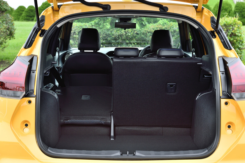 後席は分割可倒式。荷室部の床を下げているのでフラットにはならない