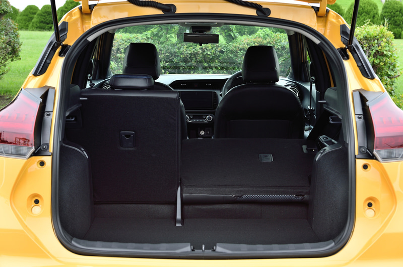 後席は分割可倒式。荷室部の床を下げているのでフラットにはならない