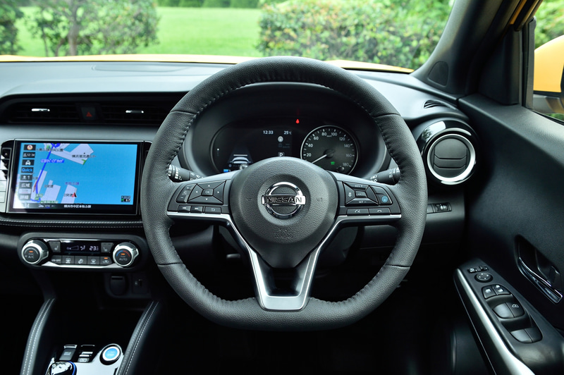 各種操作が可能な本革巻きステアリング