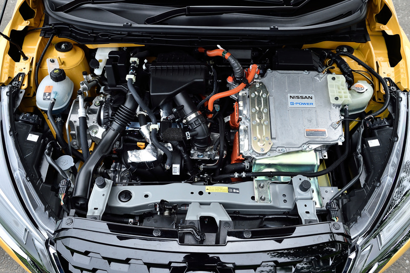 パワーユニットは直列3気筒DOHC 1.2リッター「HR12DE」型エンジンに「EM57」モーターを組み合わせる。同じe-POWERといってもノートのそれとはだいぶ味付けが変えられている