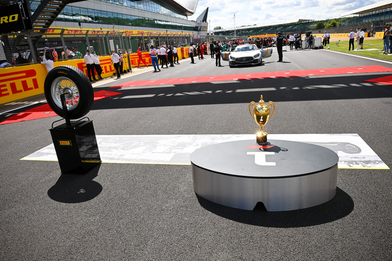 コースの中央に展示された再現されたステラ・ビアンカとトロフィー