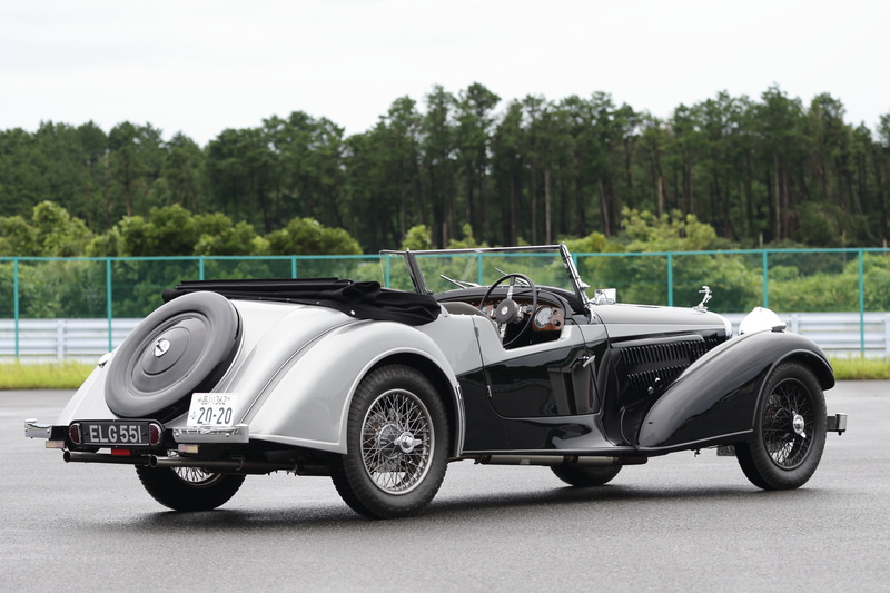 写真はコンティニュエーションモデルのバンデン・プラ・ツアラー。ボディサイズは4900×1700×1360mm（全長×全幅×全高）で、ホイールベースは3135mm。ヘリテージモデルと全長と全幅は変わらないものの、全高が＋10mm、ホイールベースが－15mmというパッケージとなる