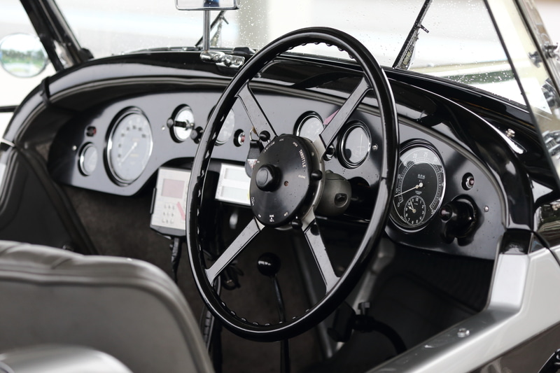 ステアリングやインパネまわりの印象もヘリテージモデル（左）とコンティニュエーションモデル（右）でかなり異なる