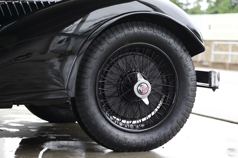 ブレーキは、ヘリテージモデル（左）のリーディング・トレーディング式ブレーキから、コンティニュエーションモデル（左）では油圧式のディスクブレーキに変更された