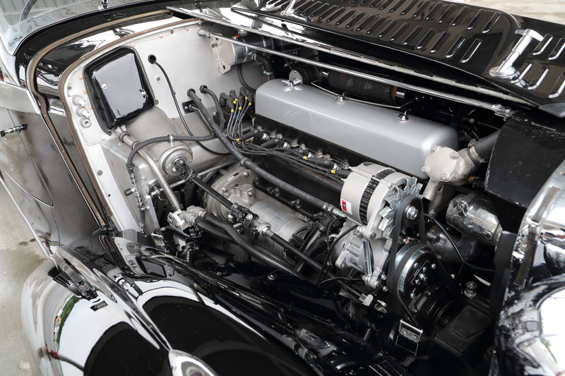 ステアリング機構はヘリテージモデル（左）がウォーム＆ローラー式なのに対して、コンティニュエーションモデル（右）はラック＆ピニオン式を採用