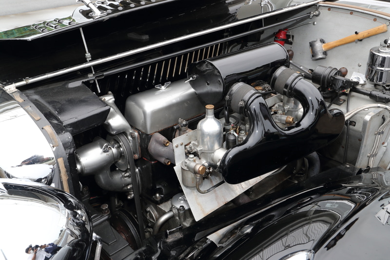 ヘリテージモデルの特徴的な3連ホリゾンタル式SUキャブレター