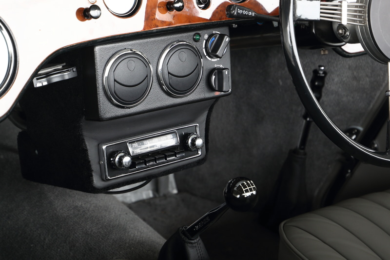 コンティニュエーションモデルには、クーラー（日本独自仕様）とレトロな見た目のBluetoothオーディオがオプションで用意される