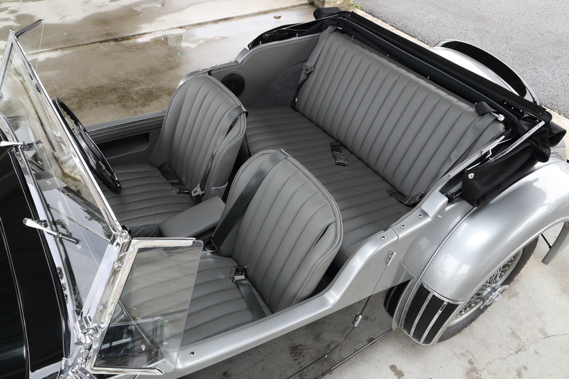 バンデン・プラ・ツアラーには4人が座れるしっかりとしたシートが用意されている