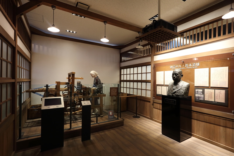 展示室へ入るとまず創業者 鈴木道雄の像が来場者を迎えてくれます