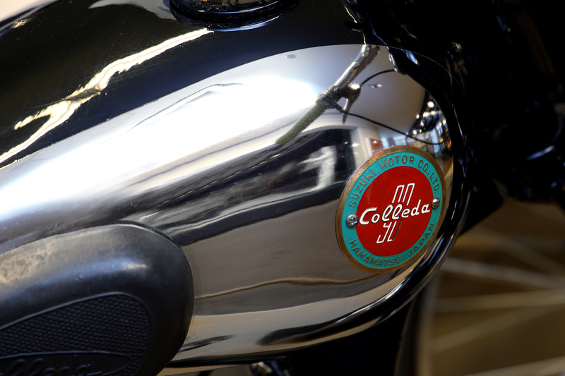 第2回富士登山レース（1954年）で優勝し、スズキの評価を高めたコレダCOは国産量産車ではじめて「スピードメーター」が装備されたモデルです