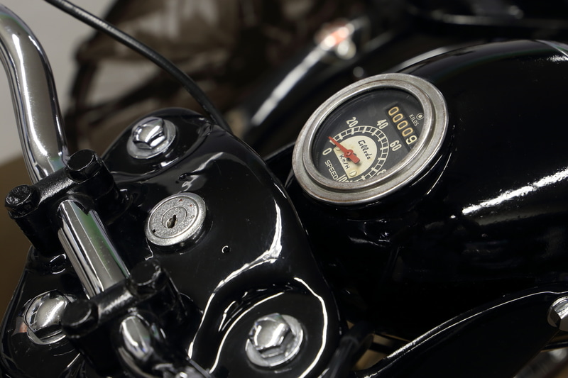 第2回富士登山レース（1954年）で優勝し、スズキの評価を高めたコレダCOは国産量産車ではじめて「スピードメーター」が装備されたモデルです