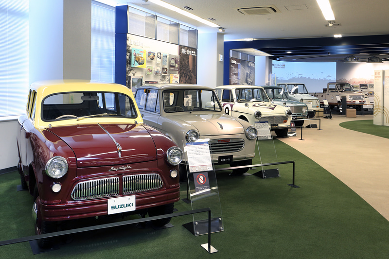 数々のバリエーションがあるスズライトを多数展示しています