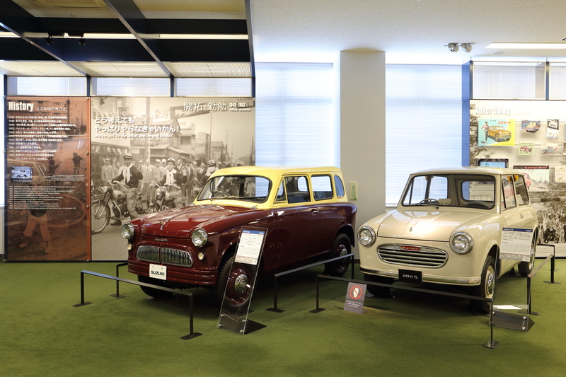 左：スズライトSD（1955年）、右：スズライトTL（1959年）