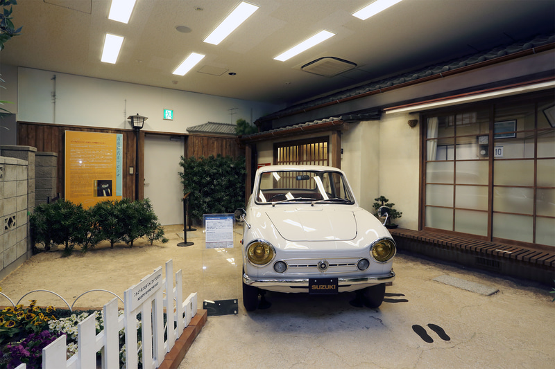 庭先にたたずむフロンテ360（LC10 1967年）