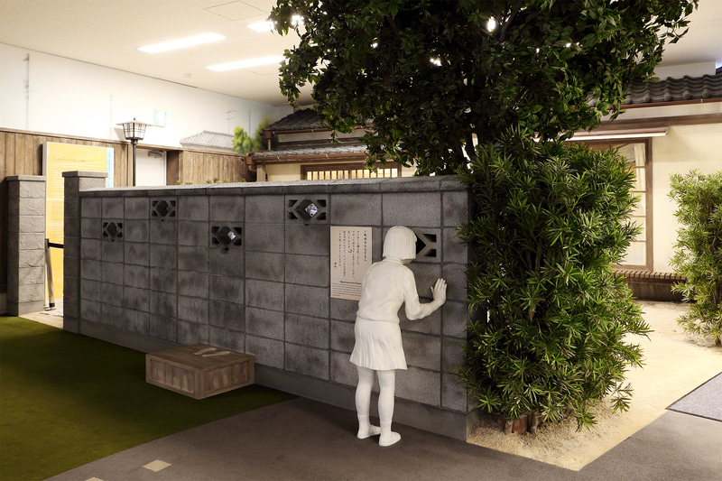 庭先のフロンテを覗く女の子