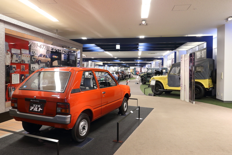 初代アルト発売当時の価格比較。カローラやスターレットなどの乗用車から、テレビやステレオラジカセなどの価格も比べてます。NECのパソコンPC8001mk2は12万3000円。ナショナルのVHSデッキ マックロードNV-6000は28万9000円。VHSデッキを2台買うよりアルトの方が安いのです。また、当時170円だった週間少年マガジンの表紙は能瀬慶子（と言っても分かる人は少ないと思いますが……）。カーディガンを羽織ったシルエットはほぼ聖子ちゃん。そんな時代に47万円で登場したのが、現在もスズキを代表するアルトだったのです