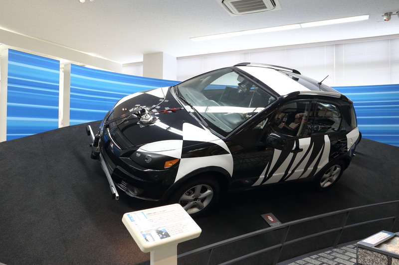 計測機器を満載した走行実験車