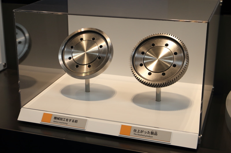 金型の作成や切削、ピニオン加工から素材による比重の違いなど、クルマをつくるさまざまな技術を分かりやすく説明するコーナー。削ったり磨いたりする機械加工や樹脂形成まで充実した内容の展示です