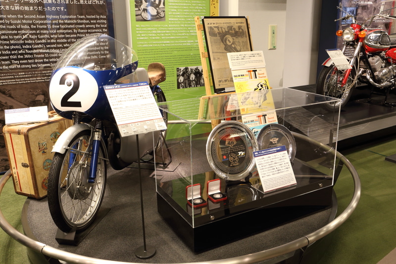 1960年代のマン島TTレースから現在のMotoGPまで、さまざまなレーシングが各フロアに展示してあります