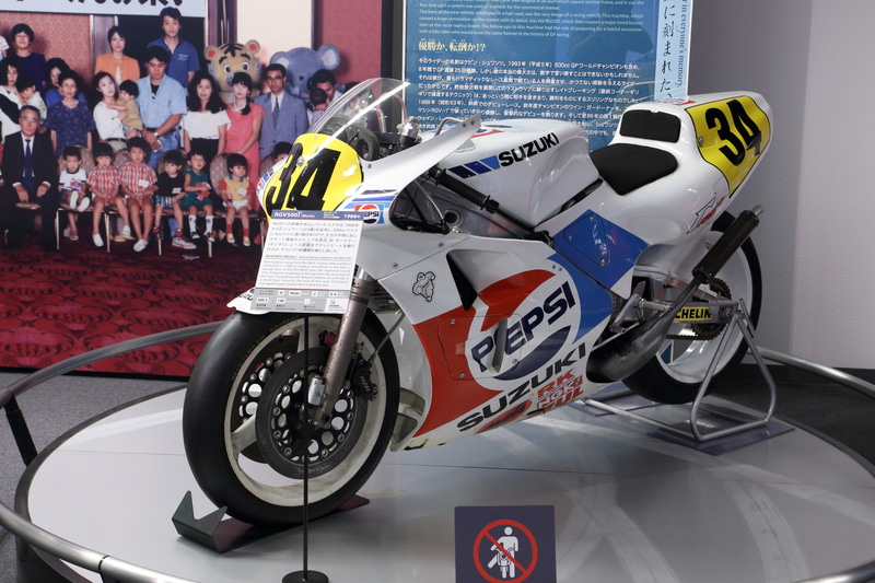 1960年代のマン島TTレースから現在のMotoGPまで、さまざまなレーシングが各フロアに展示してあります