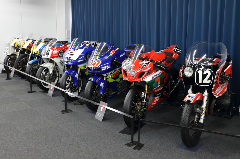 1960年代のマン島TTレースから現在のMotoGPまで、さまざまなレーシングが各フロアに展示してあります