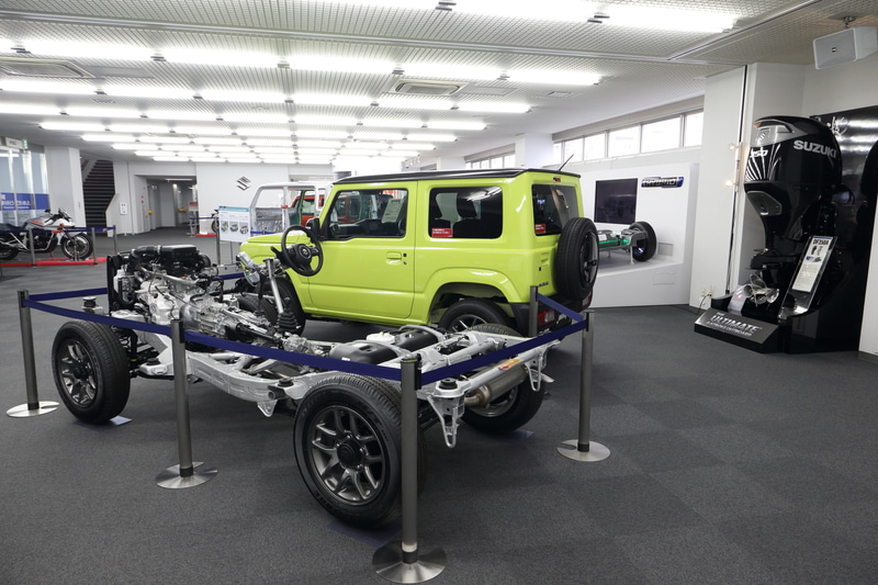 最新のジムニーや船外機なども並ぶ1階のエントラントホール