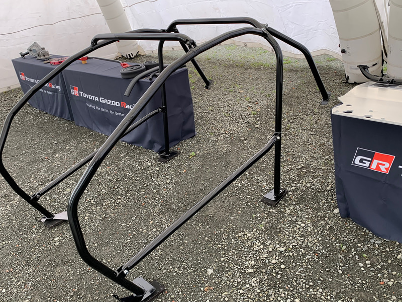 フロントゲージが巧みにAピラー内に組み込まれるロールバー