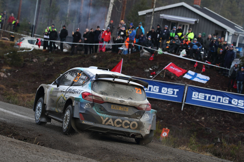 海外では焚き火やBBQをしながら観戦する人もいるので、観客席（スペクテーターエリア）に煙が立ち上がっている風景もしばしば見られます