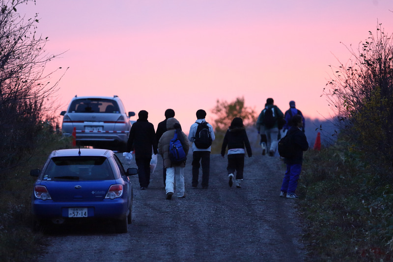 左からラリージャパン（日本）、ウェールズラリーGB（イギリス）、ラリースウェーデン。観戦ポイントまでの徒歩移動は時として距離が長かったり、道が険しかったりとさまざまですが、これも観戦の一部として楽しんでしまいましょう