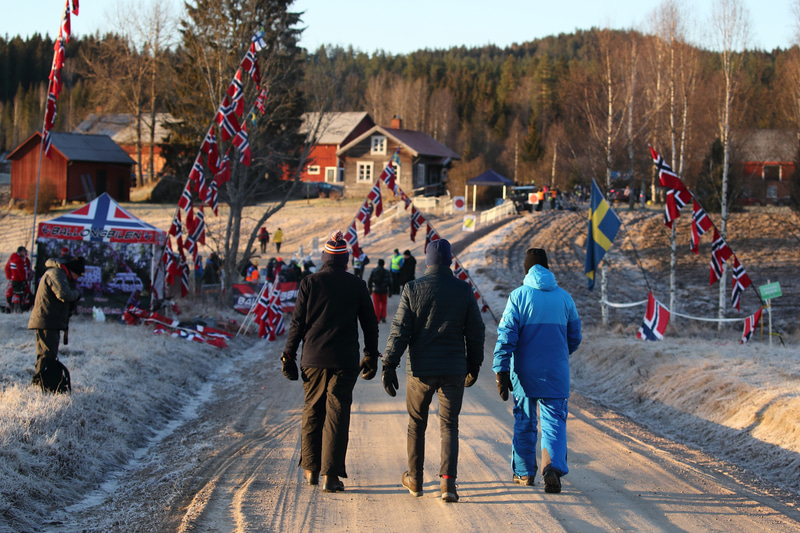 左からラリージャパン（日本）、ウェールズラリーGB（イギリス）、ラリースウェーデン。観戦ポイントまでの徒歩移動は時として距離が長かったり、道が険しかったりとさまざまですが、これも観戦の一部として楽しんでしまいましょう