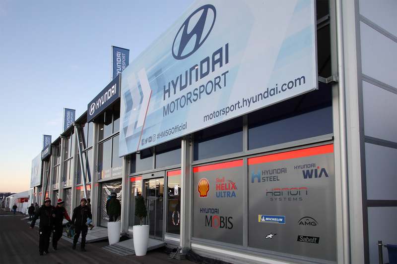 全面仕切られているHYUNDAI Shell MOBIS WRTのサービスエリアですが、ちゃんと中に入って見学できます