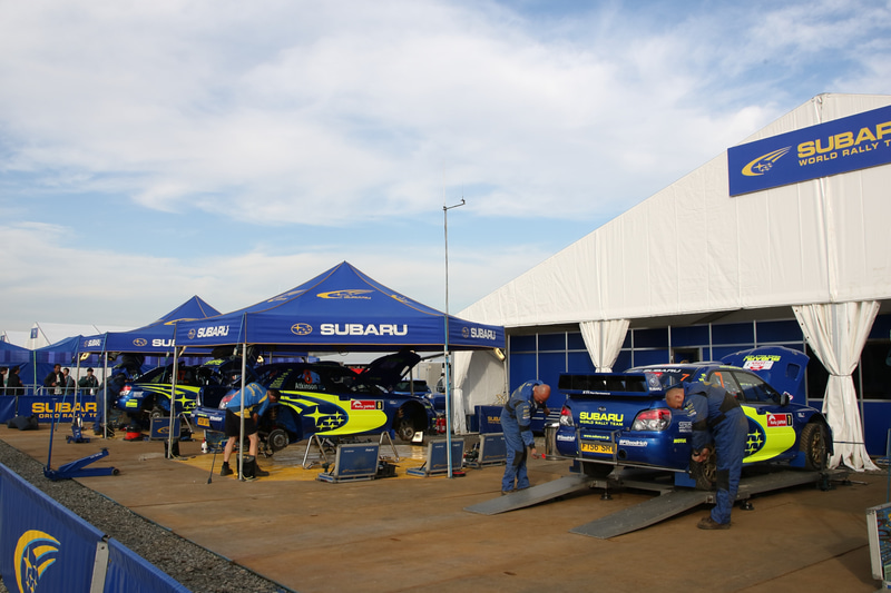 昔はトップチームもテントで作業してました