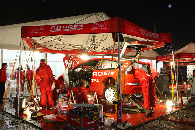 昔はトップチームもテントで作業してました