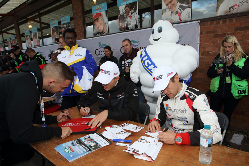 選手によるサイン会