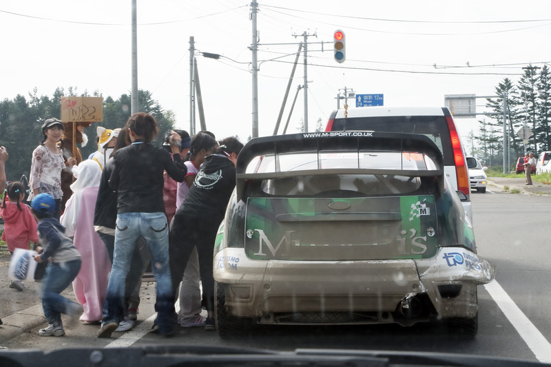 その是非はともかく、北海道では信号待ちのラリーカーにファンが集まる風景もよく見られました
