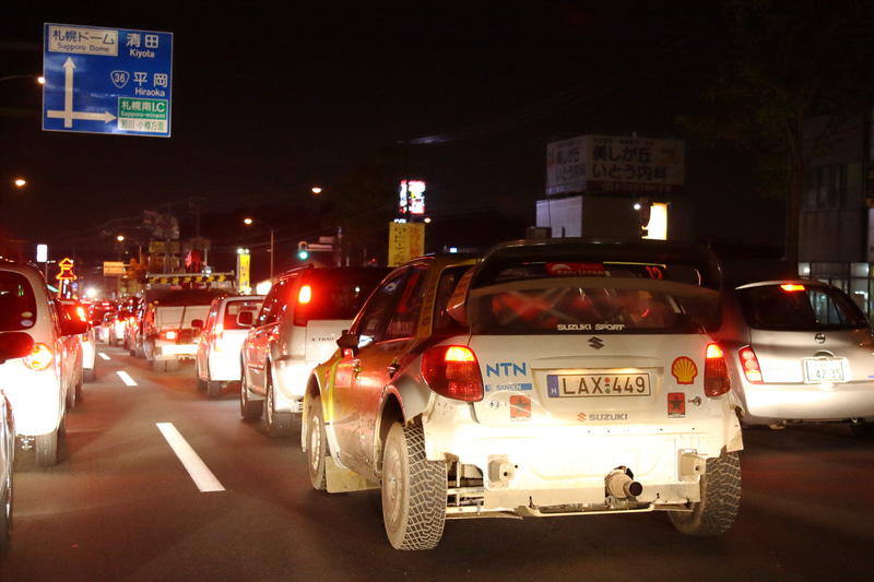 街を走っていると、あれ？　前で止まっているのはWRCマシンだ！　なんて事もよくあります。競技を終え疲れた選手にこの渋滞は辛いでしょうね