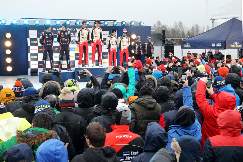 2020年のラリースウェーデンの表彰式。ポディウムを囲むのは一般のファンでその後方からメディアは撮影しています